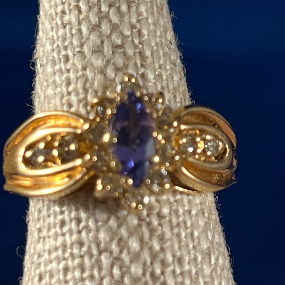 Size 7 gold ring - Picture 4 of 7
